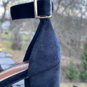 Superfina sandaletter i midnattsblå mocka med metallspänne från Duffy. Klack 6 cm. Ena fotot taget utomhus för att visa den snygga färgen 🥰 Väldigt fint skick. 