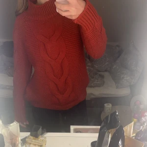 Röd stickad tröja  - Jätte söt mörk röd tröja från bikbok