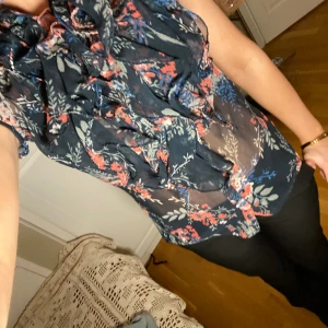 Så snygg blus - Jättefin blus, går även att knäppa upp hela vägen ner. Skriv för fler bilder❤️ från märket SaintTropez och perfekt för våren/sommaren att ha på fester eller bara till vardags då man kan klä upp eller ner den💗