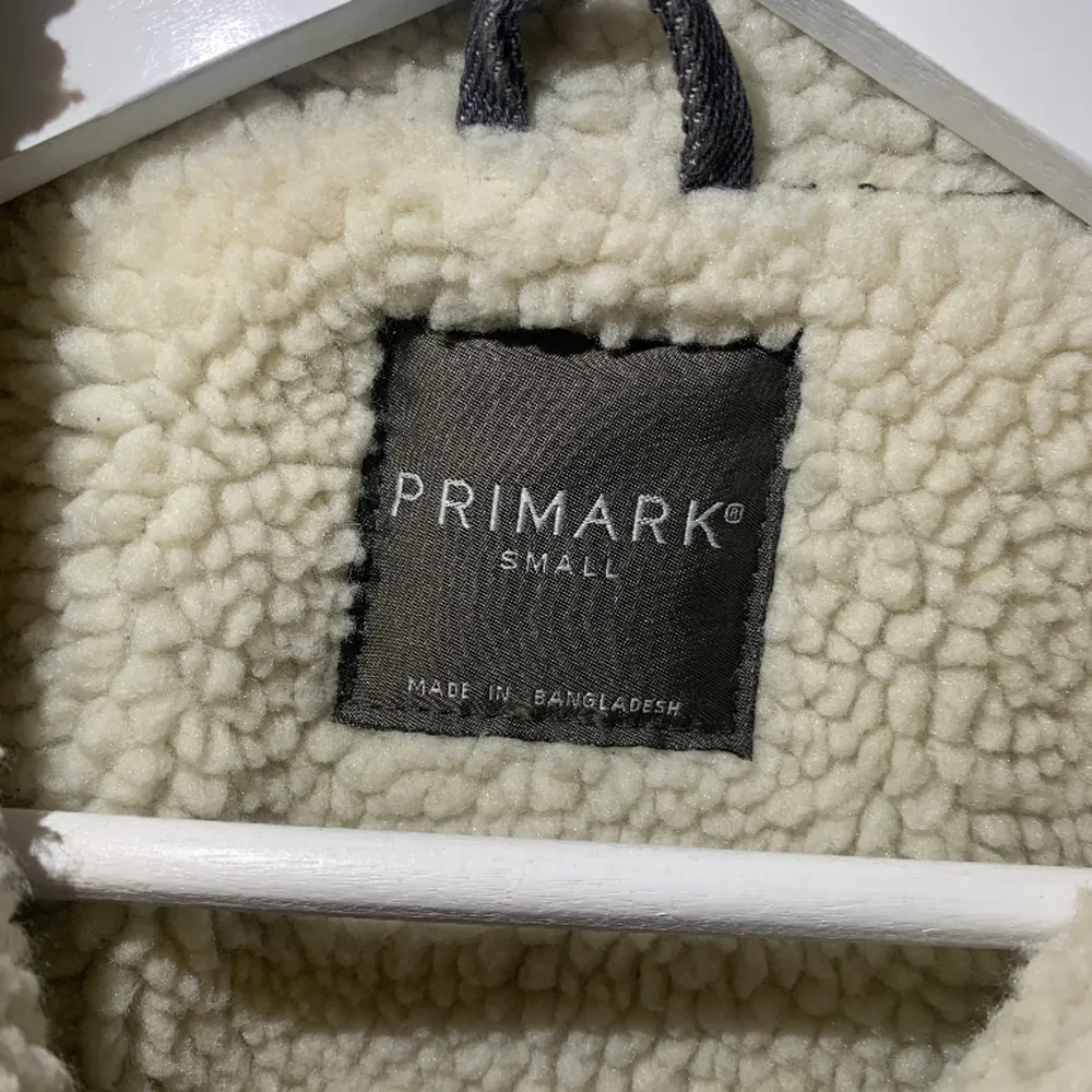 Grå fodrad jeansjacka från Primark i stl S, jättefint skick som ny!. Jackor.