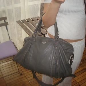 Intressekoll på Zadig Voltaire Sunny - Intressekoll på min zadig voltaire Sunny väska i getläder med axelband  Hör av dig om du är intresserad 