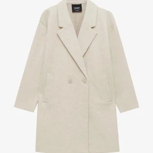 Beige kappa - Säljer fin beige Pull&Bear kappa i toppen skick!💕