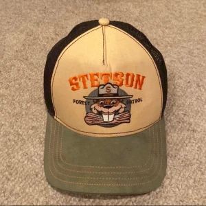 Stetson keps - Säljer denna feta stetson keps! Skicket är 10/10 den e oanvänd, nupris 650! Tveka inte på att skriva!