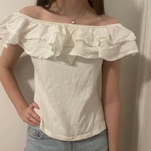 Vit volang topp - Säljer en vit volang topp från hm i storlek M men passar även som en S. Har bara använt 1-2 gånger då den inte kommer till så stor användning så ofta💞