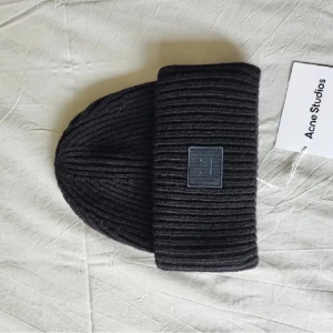 Acne mössa - Tjena säljer min svarta acne mössa i storlek one size, skicket näst intill aldrig använd då jag inte tycker den passa mig, vid frågor och funderingar är det bara att höra av sig