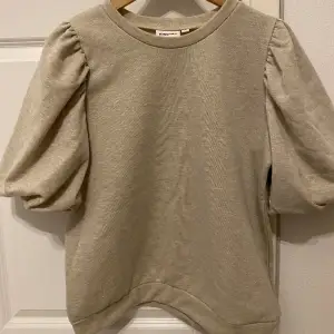 glittrig, beige 3/4 tröja som är köpt från kappahl. använd ett fåtal gånger och säljer pga det. 💕