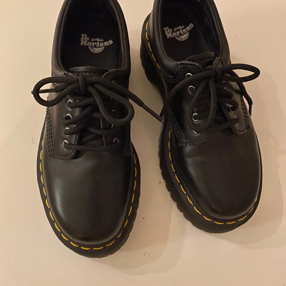 Svarta Dr martens i äkta läder storlek 37! Använda två gånger . Skor.