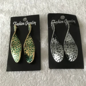 Retro Stud Örhänge  - Mått 6.50*2.00 cm 55kr/par 