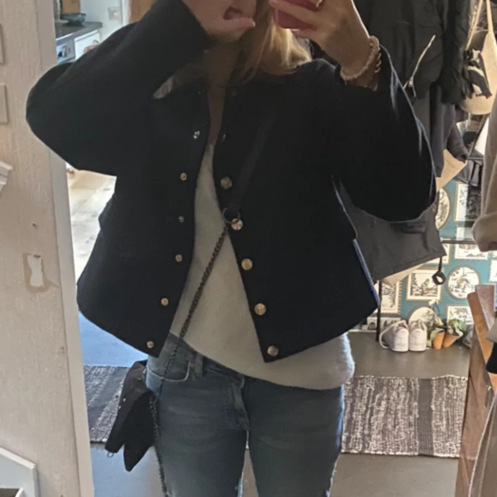 Marinblå vår jacka från Zara jag inte använder längre för jag har köpt en ny. Jätte fin och passar till allt typ. Passar mig som har 34 i jackor. Jackor.