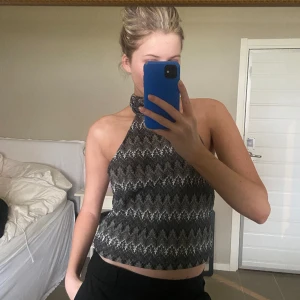 Mönstrad topp - Super fin halterneck topp med öppen rygg.🤩💗endast använd 1 gång. Lös i modellen så passar förmodligen från xs till m. Missoni liknade ✨