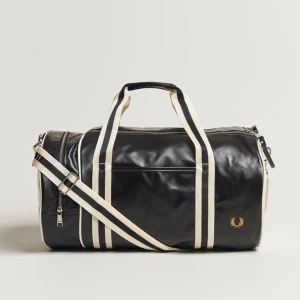 Svart Fred Perry Weekendbag - Säljer denna svarta weekend bag då den inte kommer till användning. Har använts enstaka gånger för cirka ett år sedan, så den är i väldigt bra skick.😊💗 (nypris ligger runt 1 399 kr)
