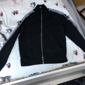 Desquared fleece(äkta) - Det såg storlek 16 fast den passar i 13-14 , köpt i gbg 