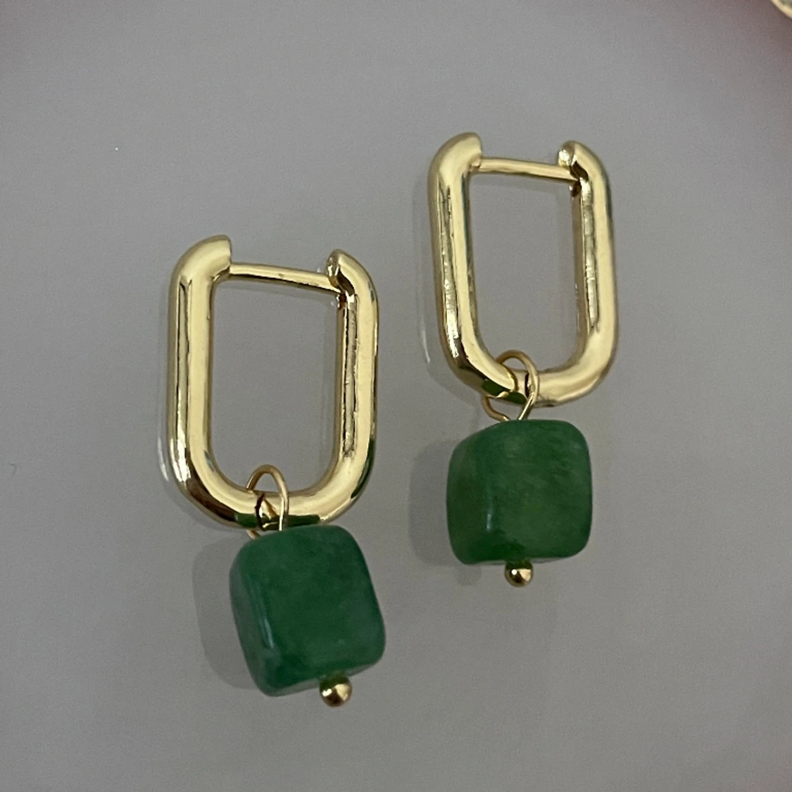 Rektangulära hoops med grön sten 