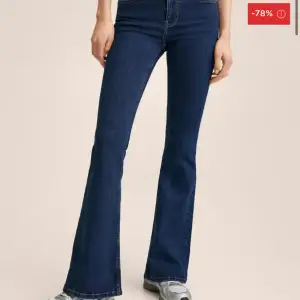 Superfina helt oanvända flare jeans från mango, passar mig som är 172 de är midwaist och i stretchiga material. Nypris 400kr
