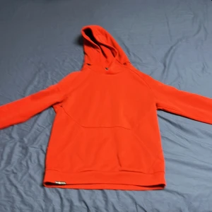 Röd sailracing kofta - Välanvänd sailracing kofta som är riktigt skön.