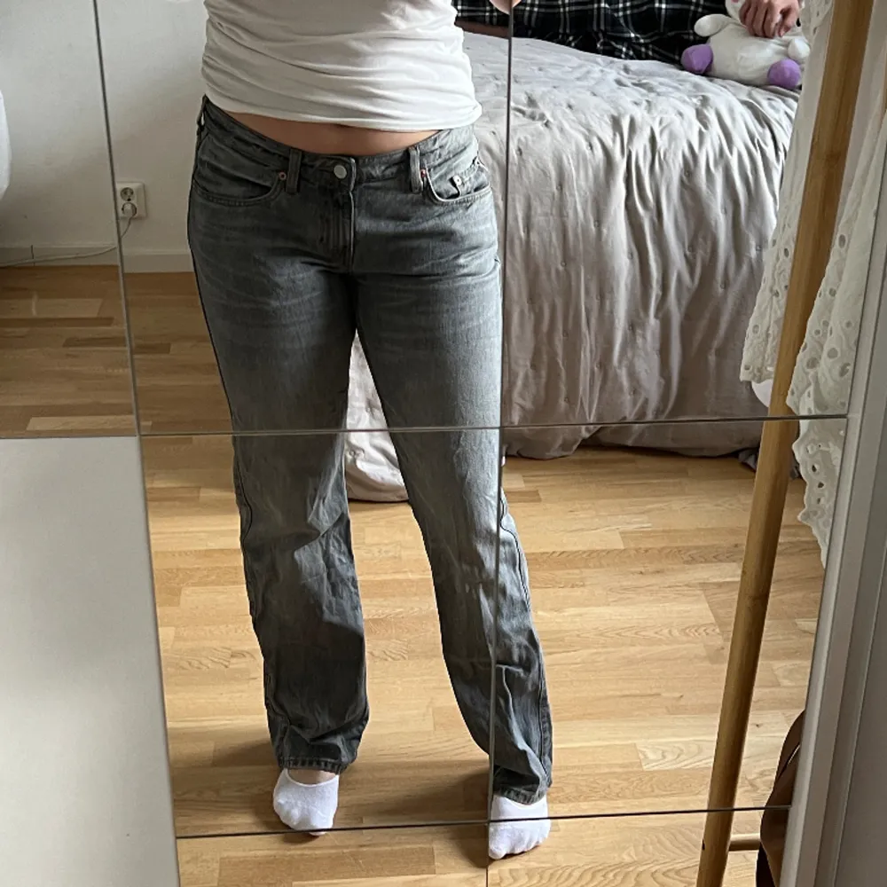 Gråa jeans från Weekday i modellen Arrow! Stl W29L32 men passar mig som brukar ha S!. Jeans & Byxor.