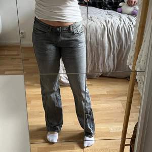 Gråa jeans från Weekday i modellen Arrow! Stl W29L32 men passar mig som brukar ha S!