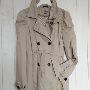 Trenchcoat Only - Hej! Säljer min vår fina Trenchcoat Nätt kortare modell i Bomull med Polyester foder i ärmarna för smidig påtagning. Hör gärna av Dig vid funderingar, intresse samt annat Mvh Madeleine  