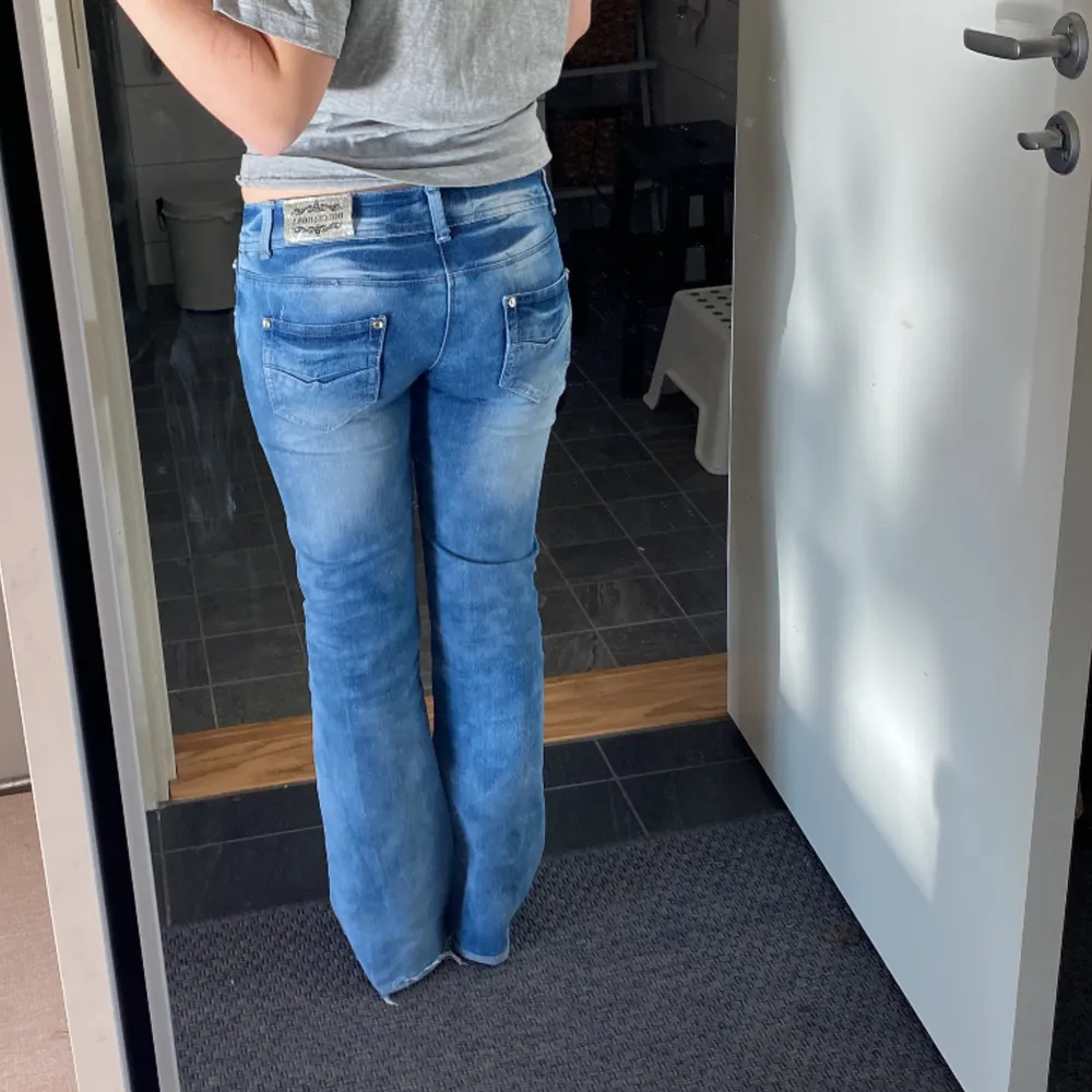 Jätte snygga lågmidjade bootcut jeans från märket ”Dolce & rosa”💕köpta här på Plick men knappt använda av mig!. Jeans & Byxor.
