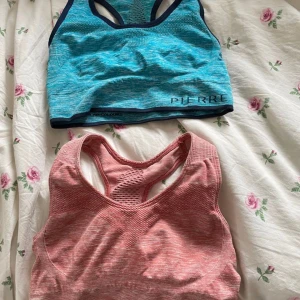 Tränistoppar  - En blå och en rosa träningstopp, båda i s men passar även XS och M. Knappt använda och ny skick säljer för 25kr styck 