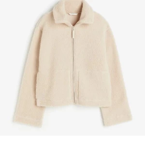 Teddy jacka  - Säljer den här Teddy jackan som bara är använd ca 2 gånger och är i gott skick🤍om du vill köpa tryck på köp nu! 