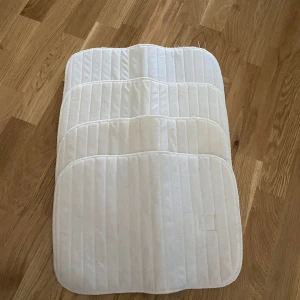 Bandageunderlägg  - 4st bandageunderlägg till häst. Fint skick. Dem är tvättade och endast lite smuts kvar på insidan. 