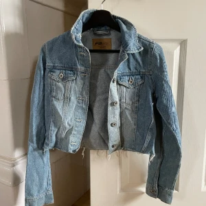 Jeansjacka  - Säljer min jeansjacka i storlek xs då den inte kommer till användning. Använd ett fåtal gånger (använd - i skick som ny). Köparen står för frakten.