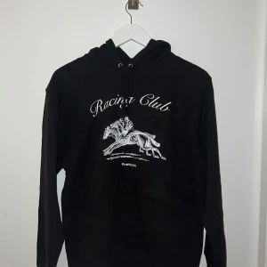 Racing Club hoodie - Svart Racing Club hoodie i storlek S från fivetoclo. Säljer pga av att den är för liten, helt oanvänd och bara öppnad ur paketet, inte tvättad en ända gång, gott som ny (10/10). Priset kan diskuteras! Tveka inte att fråga! Köpare står för frakt
