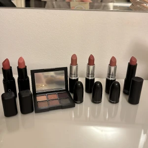 Mac läppstift och palett - Säljer dessa endast swatchade läppstiften från mac och kiko + helt oanvända ögonskuggspaletten❤️❤️ allt är köpt för 1300kr och säljer för 350kr❤️