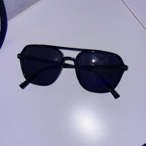 Glasögon  - Perfekt nu när solen börjar komma fram! Pris kan sänkas vid snabb och smidig affär. 