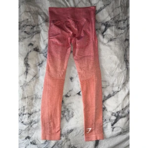 Leggings från Gymshark - Jättefin ombrefärg, sköna och fint skick förutom att trycket spruckit lite, se bild. Lappen är bortklippt, men är strl S.