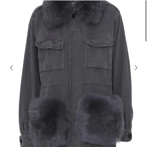 Custommade jacka - En fin custommade jacka som tyvärr inte är min stil längre, använd väldigt få gånger, pris kan diskuteras!🙃 strl M/L men sitter bra på mig som vanligtvis är xs/s