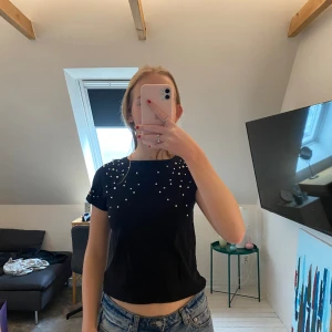 Svart festlig tröja -  Festlig tröja med pärlor från Kappahl i storlek 158-164🎉🎉