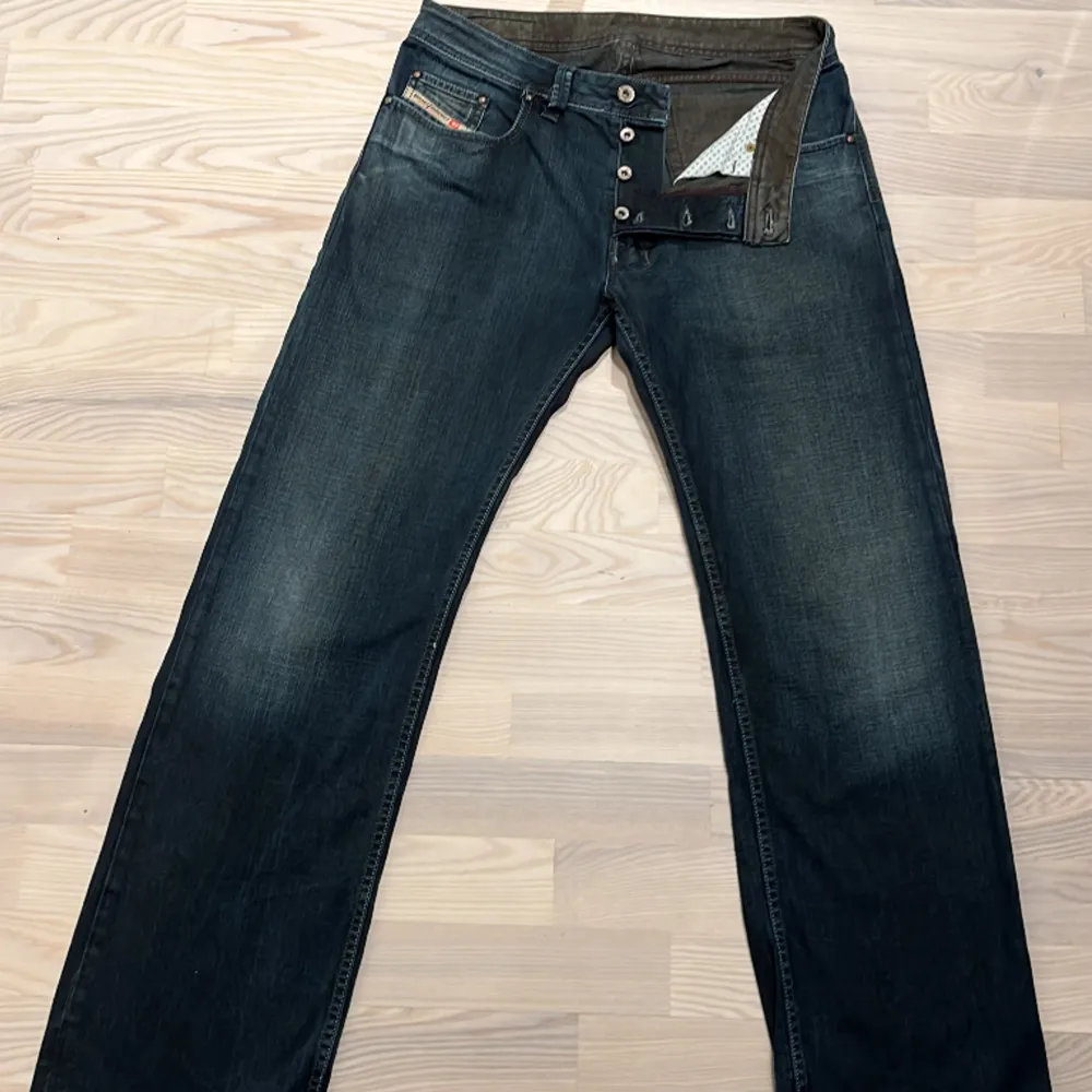 Hej! Säljer nu ett par snygga jeans från märket Diesel! Jeansen är i lite äldre modell. Storlek 31 men passar lite större så ungefär 32-33. Jeansen är lite loose/straight modell ungefär. Skriv gärna vid minsta intresse 😁mvh. Jeans & Byxor.