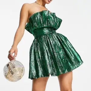 Grön klänning från asos i storlek 34 💚Använd 1 gång. Fint skick.