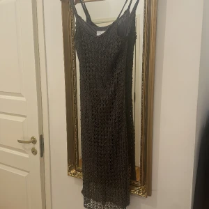 Festklänning i grått med fina detaljer - Oanvänd festklänning i grått med fina grå pärlor