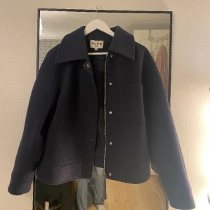 NA-KD kappa - Jätte fin och varm NA-KD kappa, perfekt till både vår och höst💕 Den är använd men i super skick och säljes då jag har för mycket jackor redan!  Jackan är helt utsåld och köptes för 599kr💕Jag är 165, 50kg och den sitter lite oversized på mig. 