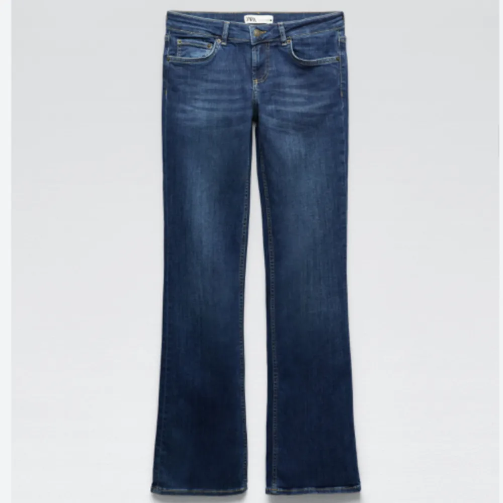 Säljer mina snygga Lågmidjade jeans ifrån zara!💗. Jeans & Byxor.