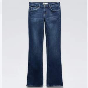 Säljer mina snygga Lågmidjade jeans ifrån zara!💗