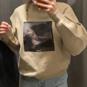 Sweatshirt - Säljer nu denna sweatshirten i Stl. S. Köpt från carlings och i toppen skick då den knappt är använd❣️