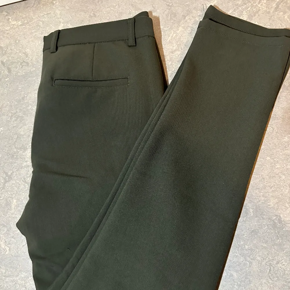 Olivgröna slim kostymbyxor från Samsøe Samsøe. Helt oanvända. Nypris 1200. Jeans & Byxor.