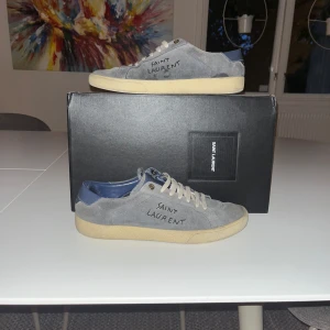 Saint laurent skor - Sjukt feta saint laurent skor till sommaren! 😎  .  Storlek 41 passar 42  Nypris:    7399kr Mitt pris: 1799 kr Inga defekter på skorna    ⚠️FLÄCKARNA ÄR BARA VATTEN⚠️ Pris går att diskuteras vid snabb affär  