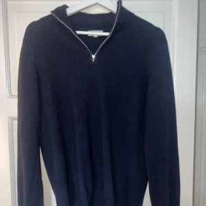 Soft goat cashmere half zip  - Säljer denna marinblåa 100% cashmere half zip tröjan eftersom den ej kommit till användning längre. Storlek S! Skick: 8/10 Nypris:2700kr/Mitt pris:1500kr! Kan diskutera priset privat och kom privat om ni vill se tröjan på!