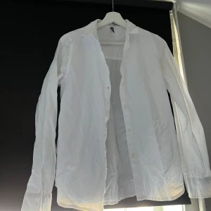 Skjorta  - Från pieces i super bra skick,bara skrynklig på bilen då den ej varit på en galge 🥰