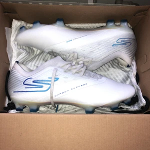 Skechers Razor Diamond Ice  - Storlek 42 10/10 skick lite smutsiga i tyget Påse och låda ingår Original pris 2500kr FG dobbar för spel på natur och konstgräs