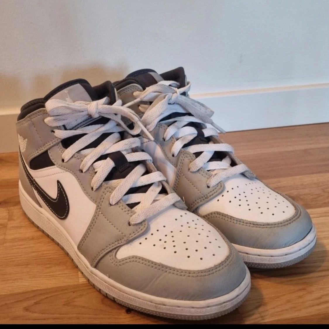 Jordan 1 mid light smoke grey i storlek 39. Sparsamt använda. Har även box i mycket bra skick. Ny pris 3000 - 90