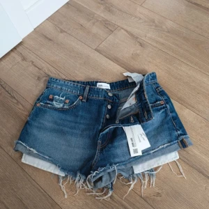 Jeansshorts från Zara  - Helt nya!! Säljer för att dem är förstora på mig 💞