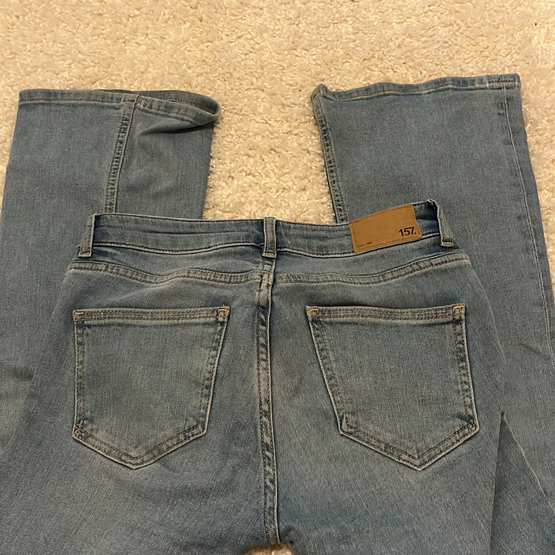 Lågmidjade, utsvängda jeans från Lager 157 - 91