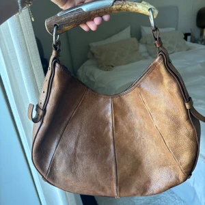 Ysl väska - Jätte snygg vintage Ysl väska. Passar till allt och är bra skick, bytt här på Plick💕💕