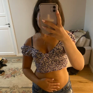 lila topp - jättesöt croppad lila topp, kolla gärna in mina andra annonser ❤️